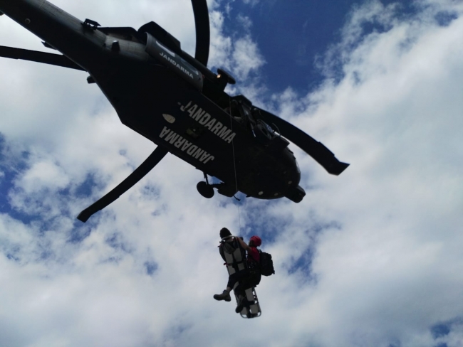 Tırmanış yaparken düşen öğrenci helikopterle kurtarıldı